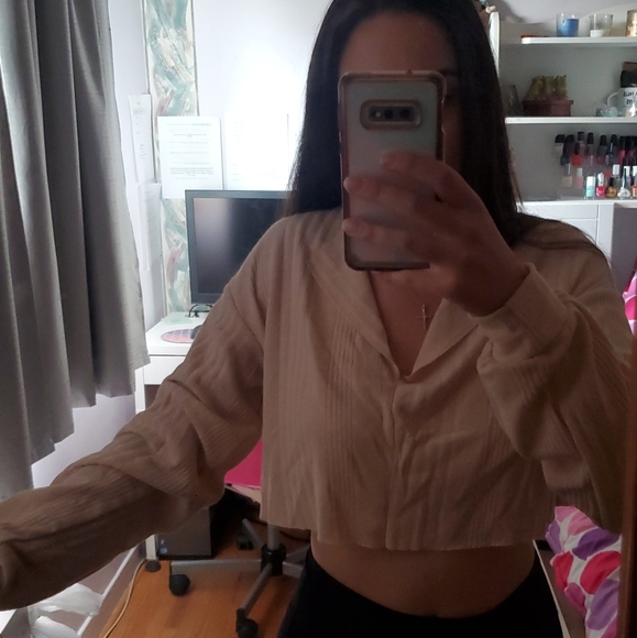 Ribbed Notched Raw-Cut crop top - Picture 4 of 4